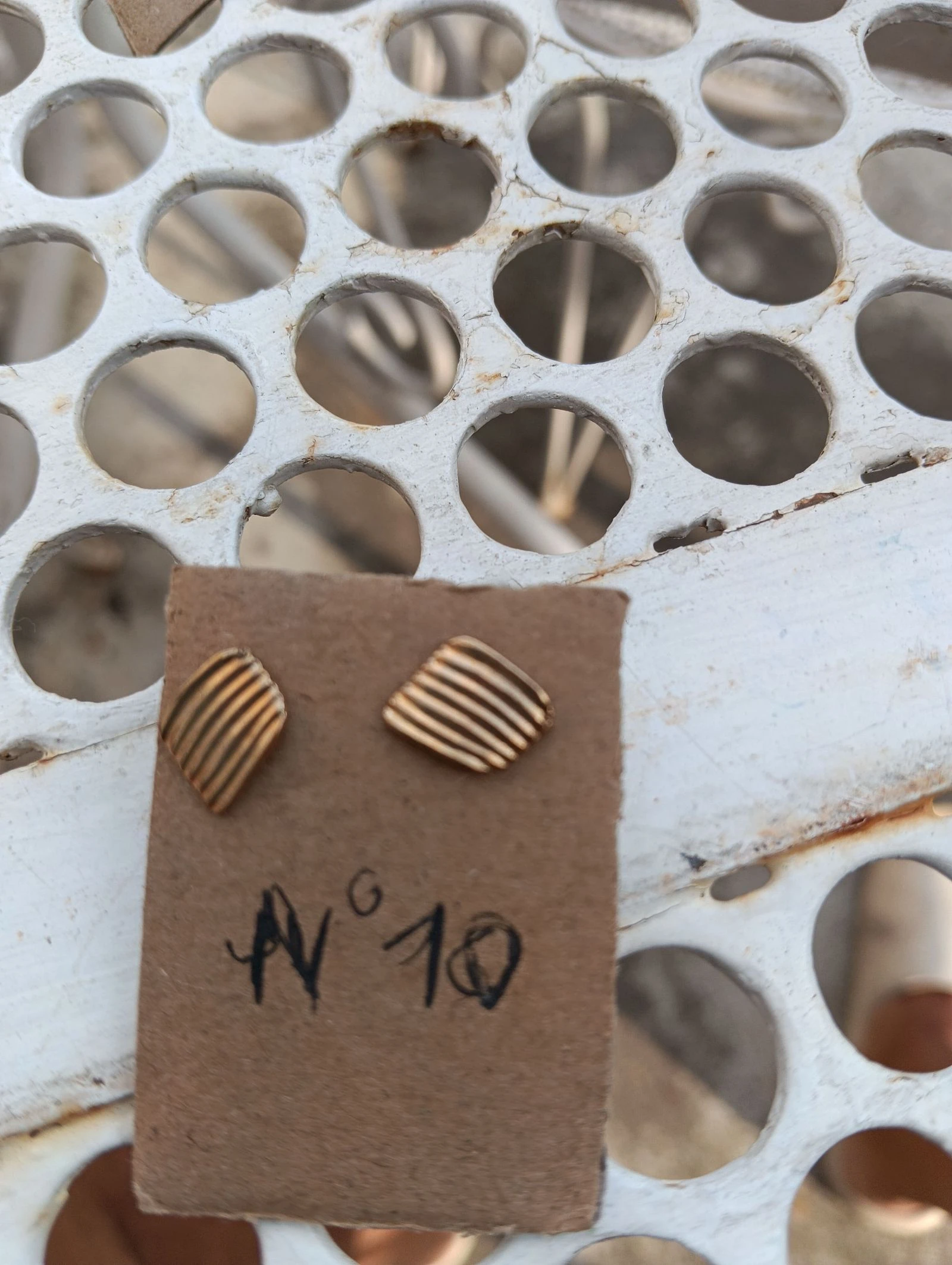 Paire de boucles d oreilles n 10 neuve 